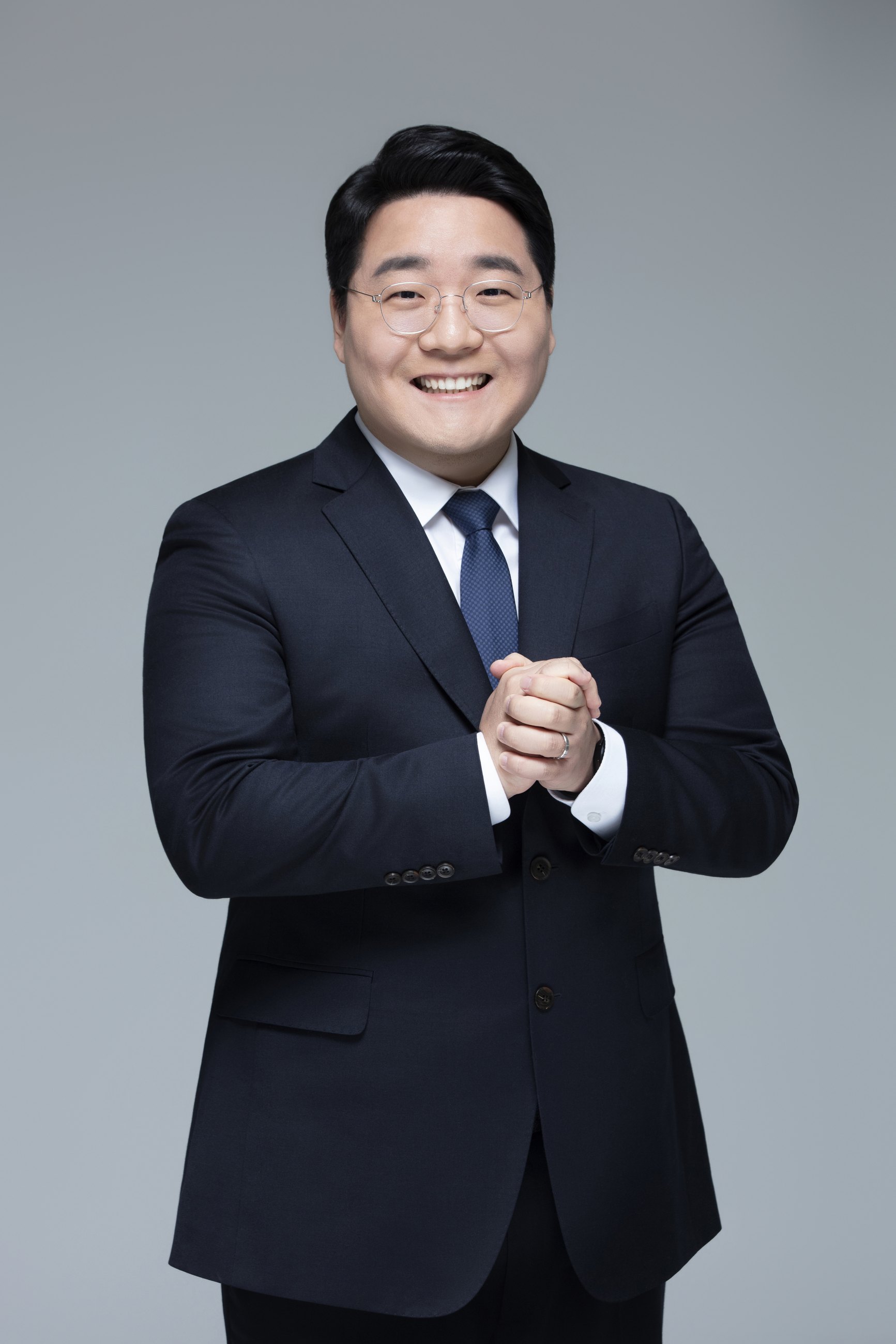 두 손을 모은 이동현 후보